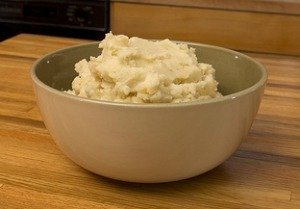 bowl of mashed potatoes